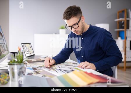 Seitenansicht von Immobilien Designer Arbeiten am Computer im Büro Stockfoto