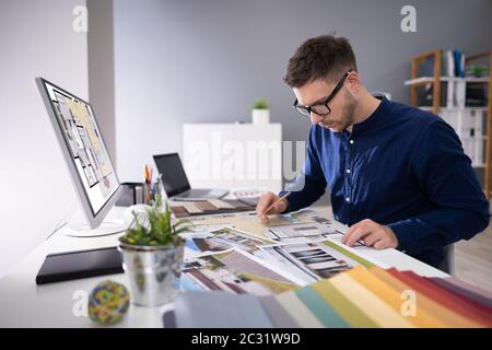 Seitenansicht von Immobilien Designer Arbeiten am Computer im Büro Stockfoto