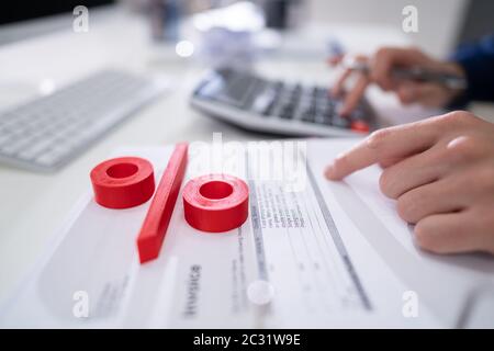 Nahaufnahme von roten Prozentsatz Symbol Vor Unternehmer Berechnung Rechnung Stockfoto