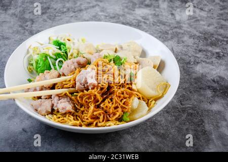 Nudeln mit Schweinefleisch und Fleischbällchen Stockfoto