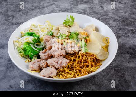 Nudeln mit Schweinefleisch und Fleischbällchen Stockfoto