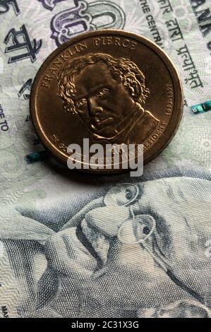 Eine amerikanische Dollar-Münze auf indische Währung Stockfoto