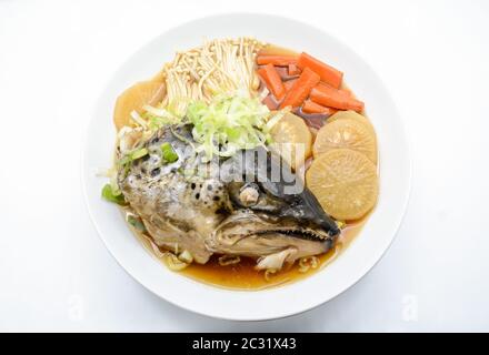 Suppe Lachs in Soja-Quelle mit Gemüse, japanische Lebensmittel Stockfoto