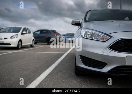 Auf einem Parkplatz geparkte Autos. Viele Autos auf dem städtischen Parkplatz (farbiges Bild) Stockfoto