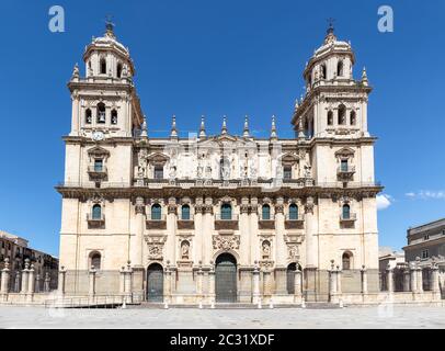 Die historische Kathedrale in Jaen, Spanien. Blick auf die Hauptfassade des Platzes Saint Mary (plaza de Santa Maria) Stockfoto