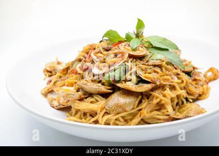 Gebratene Nudeln mit Muscheln und Kräutern, scharf und würzig Gericht rühren Stockfoto