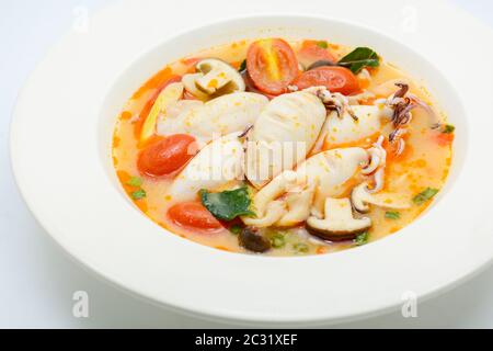 Kalmare und Zitronengras würzige Suppe mit Pilzen, Tomaten und Kräutern Stockfoto