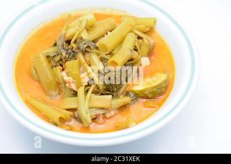 Red Curry mit Schweinebauch und Wasser Spinat (Gang Tay Po), ein Kokosmilch-Curry mit süß, sauer und Stockfoto