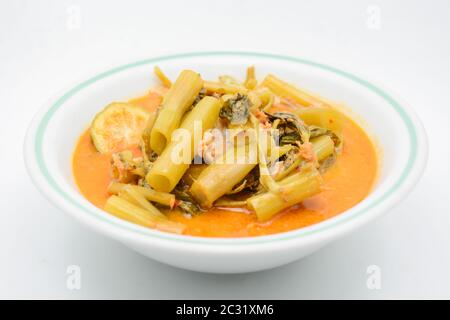 Red Curry mit Schweinebauch und Wasser Spinat (Gang Tay Po), ein Kokosmilch-Curry mit süß, sauer und Stockfoto