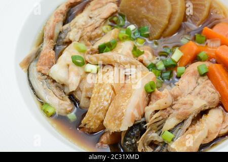 Lachs in Soja-Quelle mit Gemüse, Fisch-Klauensuppe Stockfoto