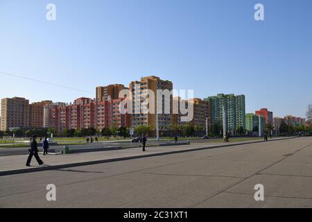 Nordkorea, Pjöngjang - 1. Mai 2019: Blick auf die moderne Allee und das Wohnviertel vom Denkmal zur Gründung des koreanischen Arbeiterteils Stockfoto