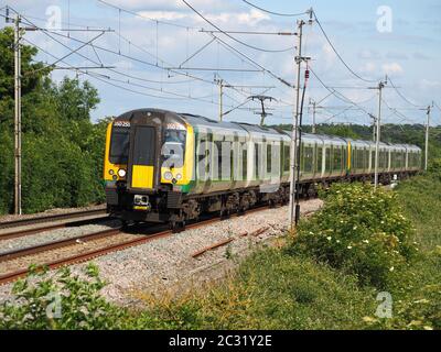 Eine London Northwestern Railway Class 350 Desiro 350255 treibt die West Coast Main Line bei Blisworth, Northamptonshire an Stockfoto