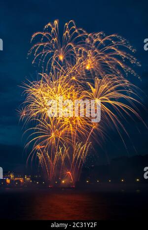 Abstrakt gefärbtes Feuerwerksobjekt. Verschiedene Farben Mix Feuerwerk oder Feuerwerkskörper Burst. Feiern Sie Urlaub Reise Nacht im Freien Stockfoto