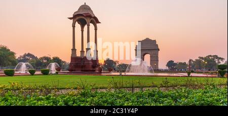 Das Vordach und das Indien-Tor, Sonnenuntergangspanorama, Neu-Dehli. Stockfoto