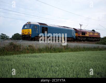 DB Schenker Klasse 67 67001 die leichte Lokomotive zieht eine Klasse 66 66004 von Wembley nach Crewe TMD Stockfoto