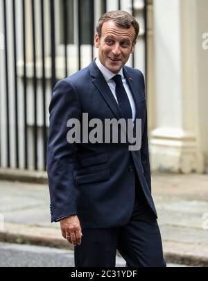 Der französische Präsident Emmanuel Macron kommt in der Downing Street in London an. Stockfoto