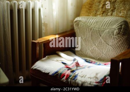 Alter Sessel im Wohnzimmer am Fenster. Stockfoto