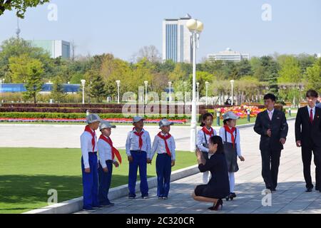 Pjöngjang, Nordkorea - 2. Mai 2019: Der Berater fotografiert eine Gruppe von Pionieren im Gebiet Kumsusan Memorial Palace of the Sun, Mausoleumof Stockfoto