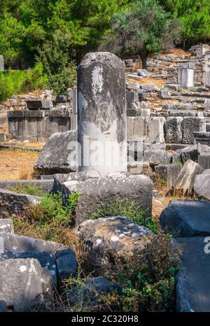 Ruinen des antiken Theaters in der griechischen Stadt Priene in der Türkei an einem sonnigen Sommertag Stockfoto