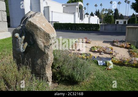 Hollywood, Kalifornien, USA 17. Juni 2020 EIN allgemeiner Blick auf die Atmosphäre von Tony Scott Grave und Chris Cornell Grave im Garten der Legenden auf dem Hollywood Forever Cemetery am 17. Juni 2020 in Hollywood, Kalifornien, USA. Foto von Barry King/Alamy Stockfoto Stockfoto