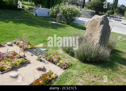 Hollywood, California, USA 17. Juni 2020 EIN allgemeiner Blick auf die Atmosphäre von Tony Scott Grave, Hattie McDaniel Grave und Chris Cornell Grave im Garten der Legenden auf dem Hollywood Forever Cemetery am 17. Juni 2020 in Hollywood, Kalifornien, USA. Foto von Barry King/Alamy Stockfoto Stockfoto