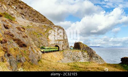 Zug aus einem Tunnel. Blick vom Cliff Walk Bray nach Greystones, Irland Stockfoto