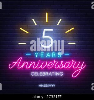 5-jähriges Jubiläum Neonschild auf dunklem Hintergrund. Stock Vektor