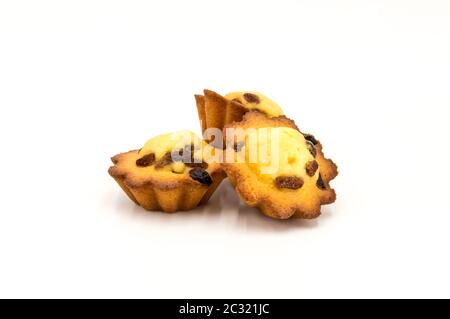 Drei köstliche belgische madeleine-kuchen mit Rosinen serviert, Blick auf die Vorderseite Stockfoto