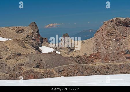 Mein Shasta Vulkan vom Krater des Mt Lassen Vulkans im Lassen Volcanic National Park in Kalifornien gesehen Stockfoto