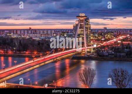 Stadtbild von Bratislava, Slowakei mit der Neuen Brücke über die Donau bei Sonnenaufgang Stockfoto