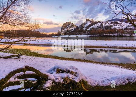 Schneebedeckte Ruinen der Burg Devin über der Donau in Bratislava, Slowakei bei Sonnenaufgang Stockfoto