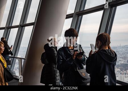 Menschen auf dem 'Tempo Deck'-Boden (350 m) - Tokyo Skytree Tower. Stockfoto