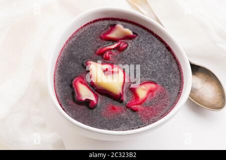 Weihnachtssuppe mit Rote Bete, Borscht mit kleinen Knödeln mit Pilzfüllung Stockfoto