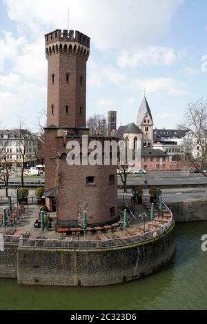 Malakoffturm, Relikt der medizinischen Rheinuferforschung am Holzmarkt, im Hintergrund der romantischen Kirche St. Maria in Lykirchen, Köln, Nordrhein- Stockfoto