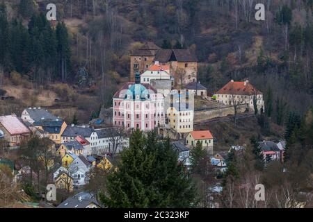 Schloss im Stil des Barock und der Gotik in der Altstadt Becov nad Teplou, Tschechien Stockfoto