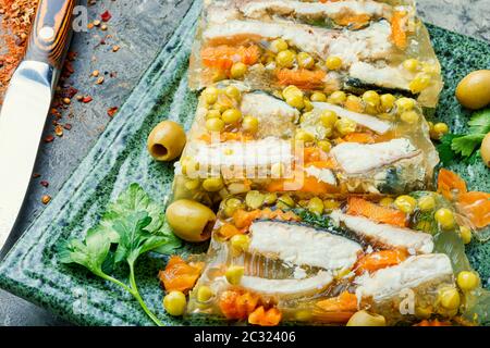 Dschelliges, kaltes Fischgericht, gefüllt mit gelatinöser Brühe. Russische Speisen Stockfoto