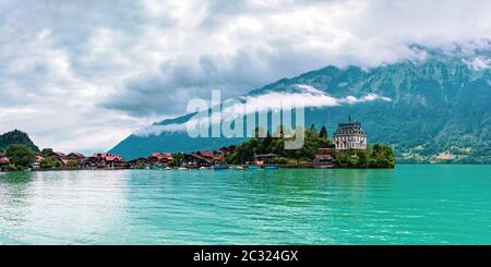 Panoramablick auf die Halbinsel und das ehemalige Schloss und den Brienzersee im schweizer Dorf Iseltwald, Schweiz Stockfoto