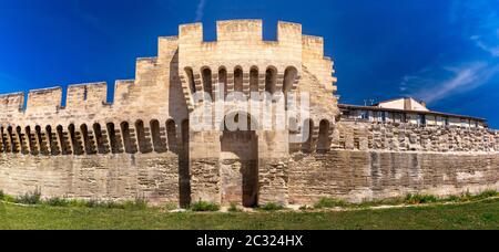 Panorama der mittelalterlichen Stadtmauern von Avignon, Provence, Südfrankreich Stockfoto