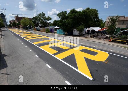 Austin, TX USA 18. Juni 2020: City of Austin in Austin, Austin, Texas, werden gelbe Buchstaben mit der Aufschrift "Black Artists Matter" in der historisch schwarzen Nachbarschaft der East 11th Street gemalt, nachdem eine Koalition von Künstlern und Aktivisten das Wandbild fertig gestellt hat. Das Gemälde kam zwei Tage nachdem die gleiche Gruppe "Black Austin Matters" auf Austin's Main Street, Congress Avenue gemalt hatte.Quelle: ATXN via Bob Daemmrich/Alamy Live News Stockfoto