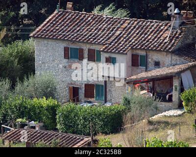 Villa in der Toskana, zwischen Weinbergen und Olivenhainen ein Stockfoto