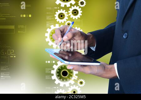 Digitale Tablet in der Hand und Zahnräder Stockfoto