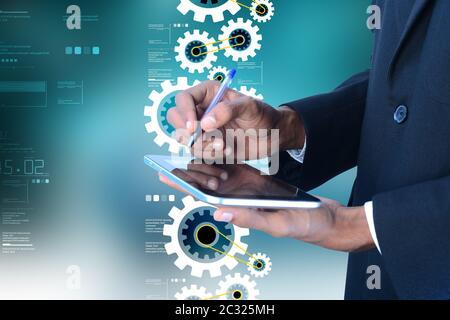 Digitale Tablet in der Hand und Zahnräder Stockfoto
