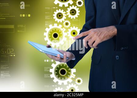 Digitale Tablet in der Hand und Zahnräder Stockfoto
