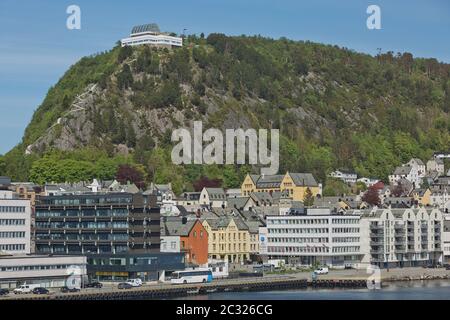 Alesund, NORWEGEN - 29. MAI 2017: Bauarchitektur Jugendstil (oder besser bekannt als Jugendstil). Die Stadt Alesund in Norwegen wurde komplett neu aufgebaut Stockfoto