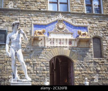 Statue von David am Eingang zum Palazzo Vecchio, Piazza della Signoria, Florenz (Firenze), Toskana Region, Italien Stockfoto