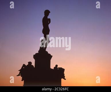 Michelangelos 'Statue of David' bei Sonnenuntergang, Piazzale Michelangelo, Florenz (Firenze), Toskana Region, Italien Stockfoto