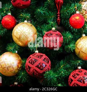 Weihnachtskugeln auf Weihnachtsbaum Stockfoto