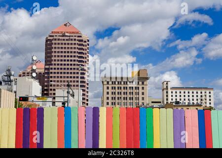 Farbenfrohe Umzäunung und Skyline in Albuquerque, New Mexico, USA Stockfoto