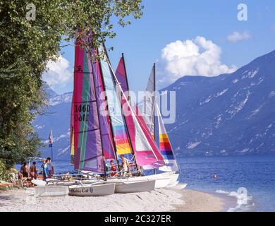 Katamarane am Ufer des Gardasees, Limone sul Garda, Gardasee, Provinz Brescia, Lombardei Region, Italien Stockfoto