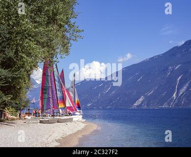 Katamarane am Ufer des Gardasees, Limone sul Garda, Gardasee, Provinz Brescia, Lombardei Region, Italien Stockfoto